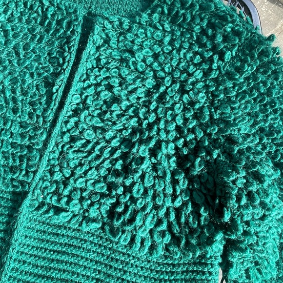 Beautiful textured sweater! Vibrant green that has never been worn! - Picture 3 of 3
